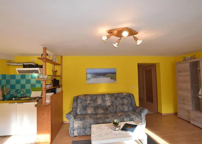 Mit Eingezaeuntem Garten