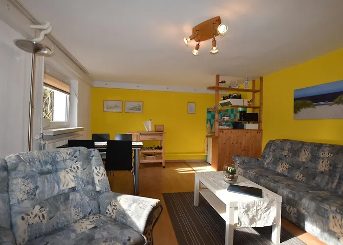 Mit Eingezaeuntem Garten