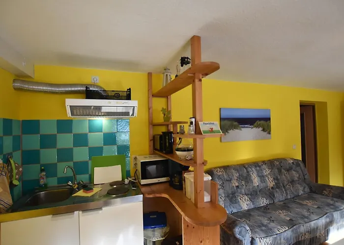 Mit Eingezaeuntem Garten Appartement