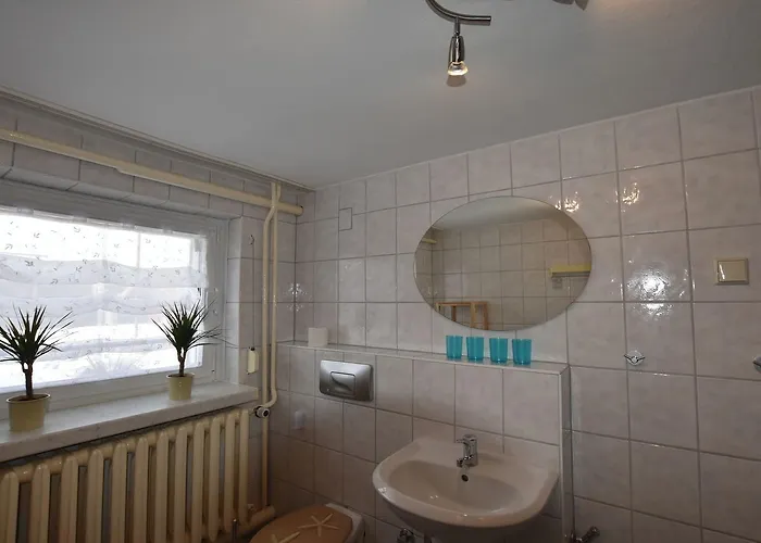 Mit Eingezaeuntem Garten Rerik