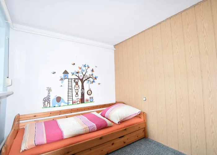 Mit Eingezaeuntem Garten