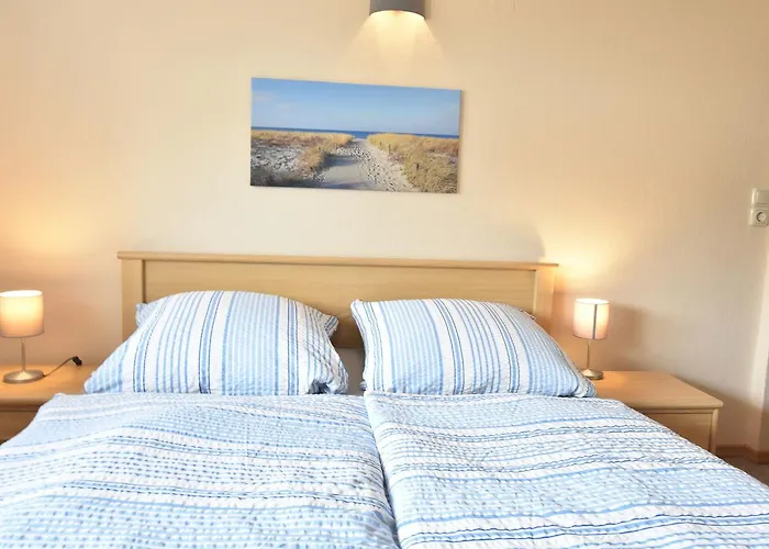 Mit Eingezaeuntem Garten *